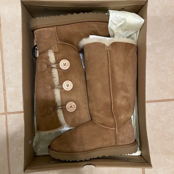 Bailey Button Uggs - Picture 1 of 8